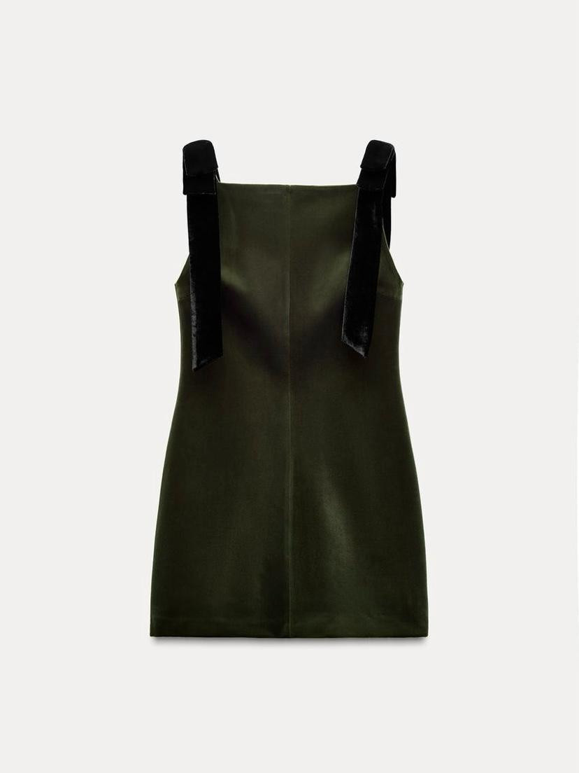 Vestido de terciopelo con asa de lazo