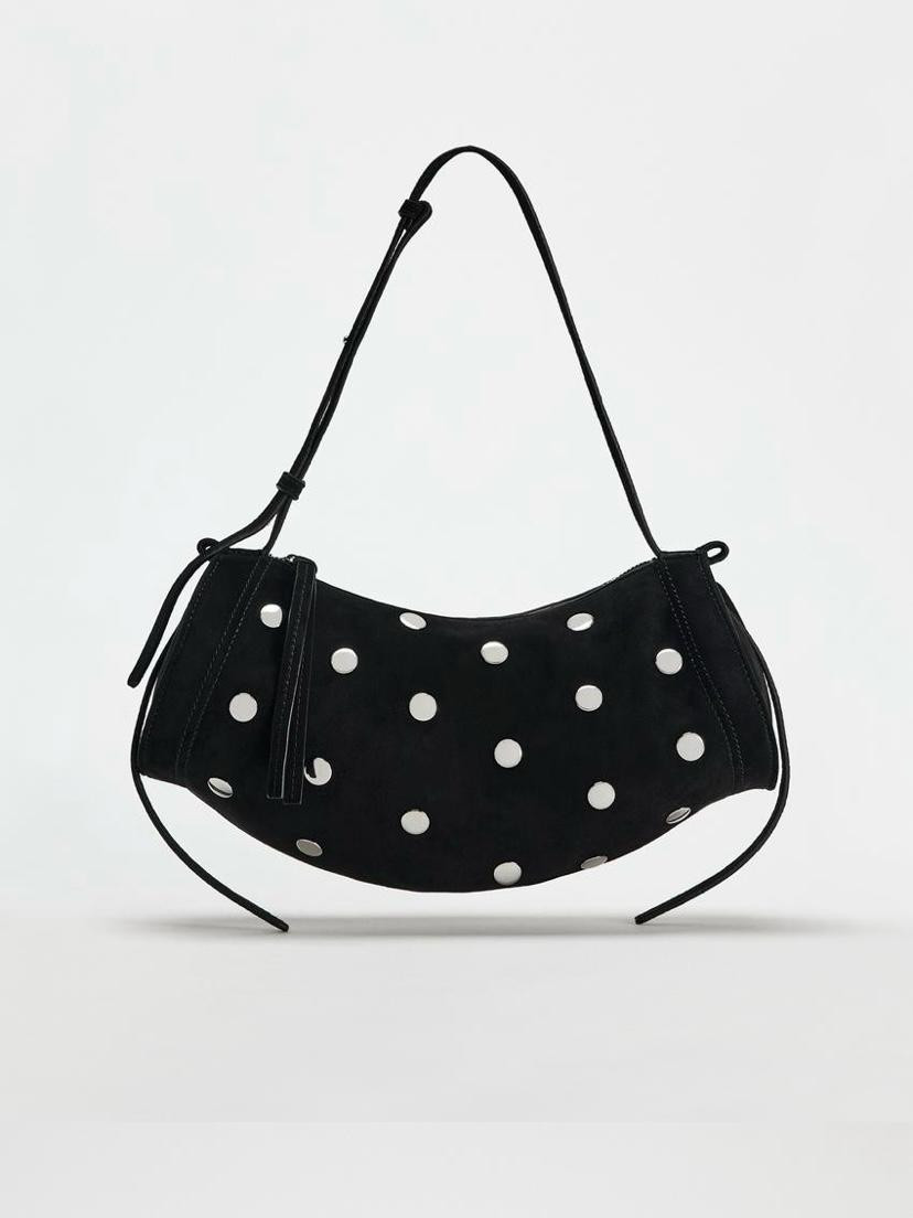 Bolso negro de ante tachuelas