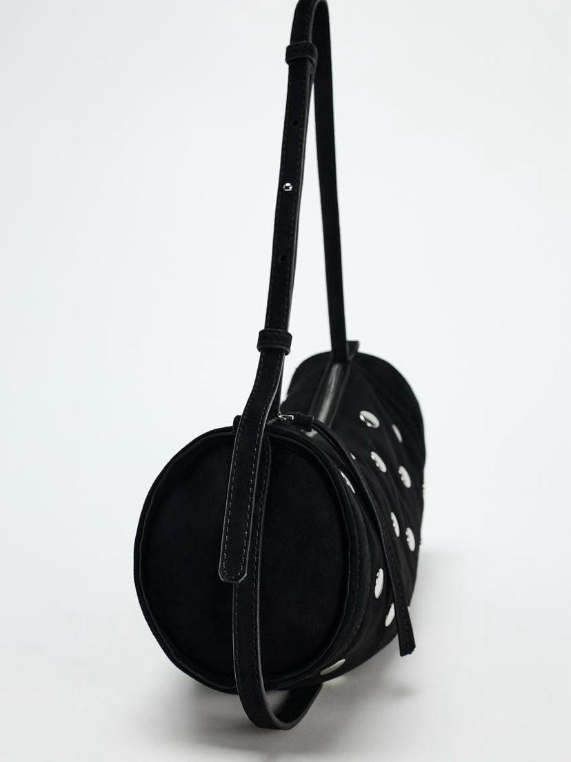 Bolso negro de ante tachuelas