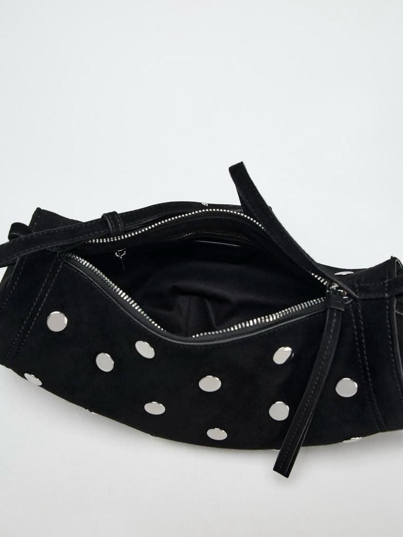 Bolso negro de ante tachuelas