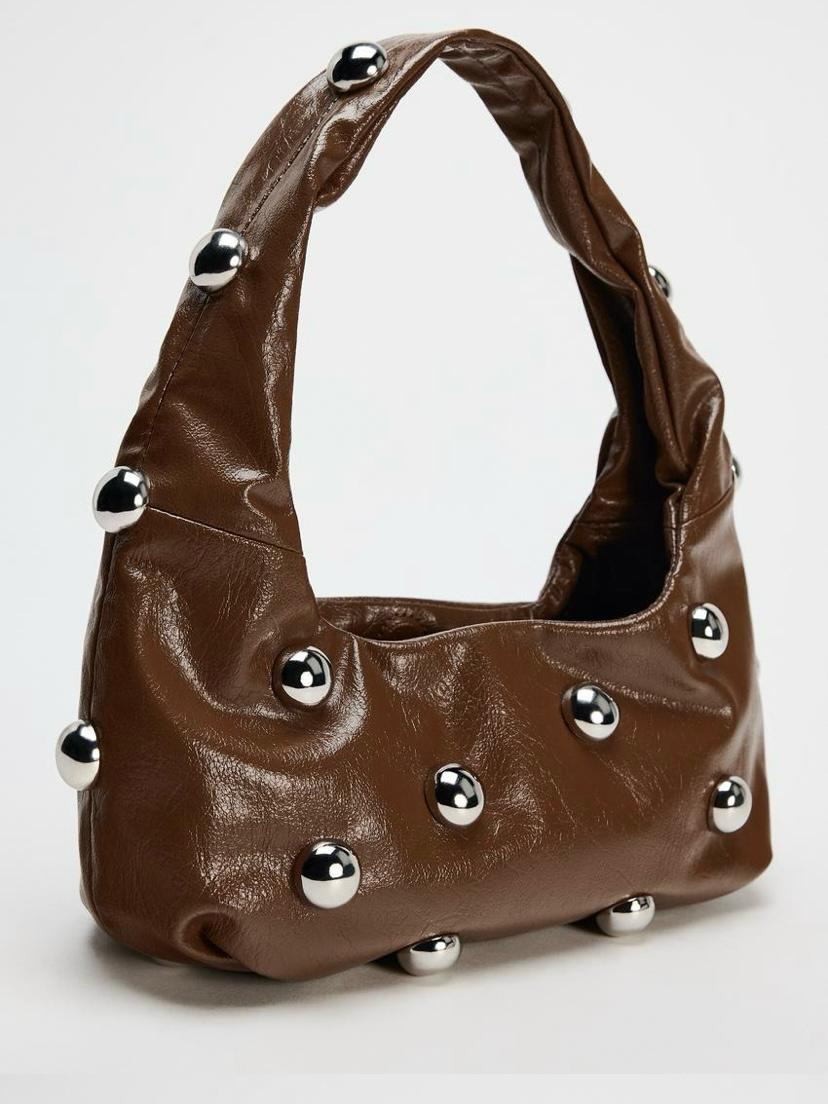 Bolso de hombro con tachuelas