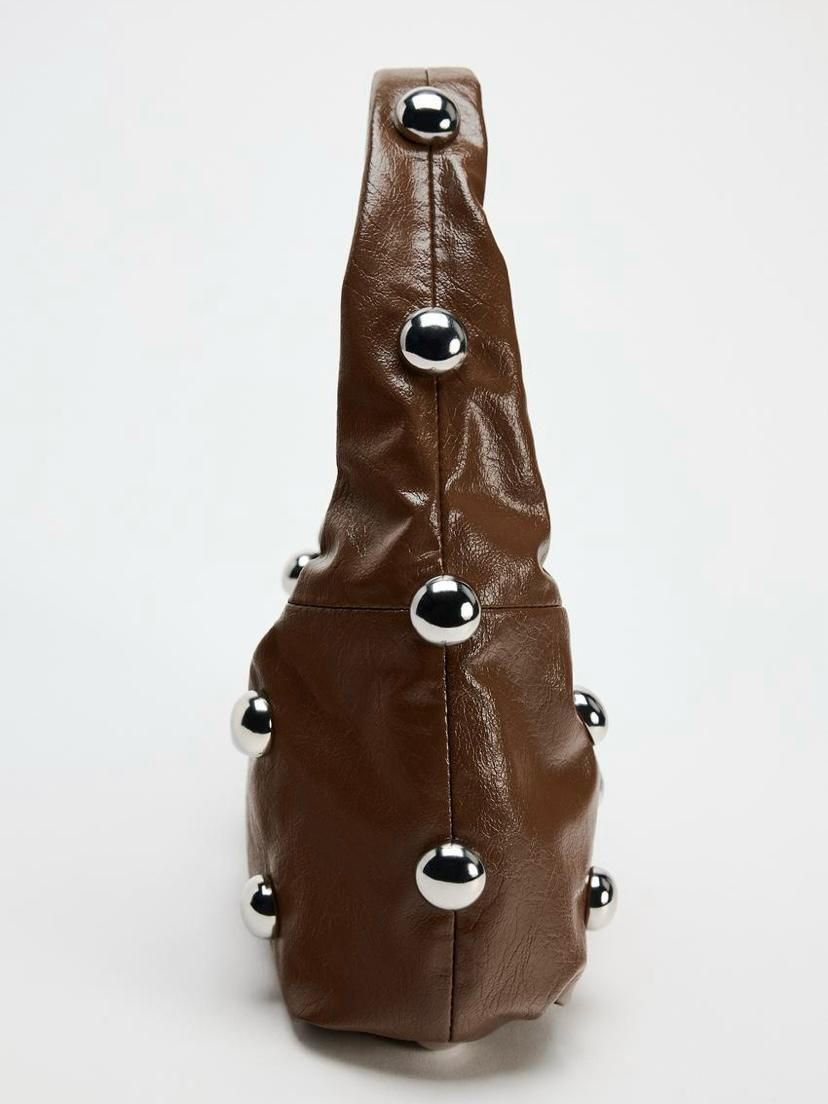 Bolso de hombro con tachuelas