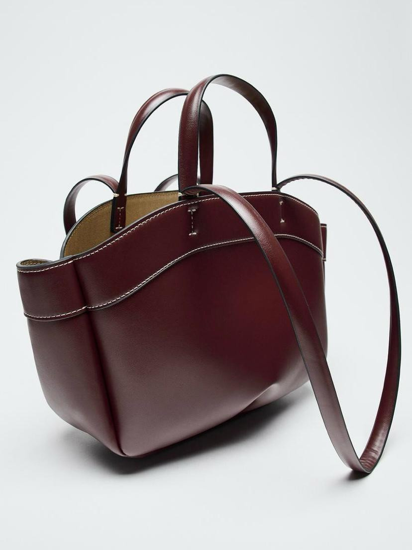 Bolso de piel con asa