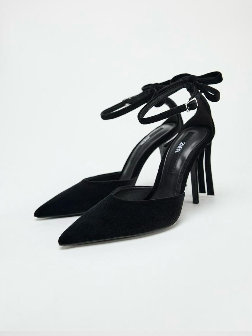 Tacones negros con lazo trasero