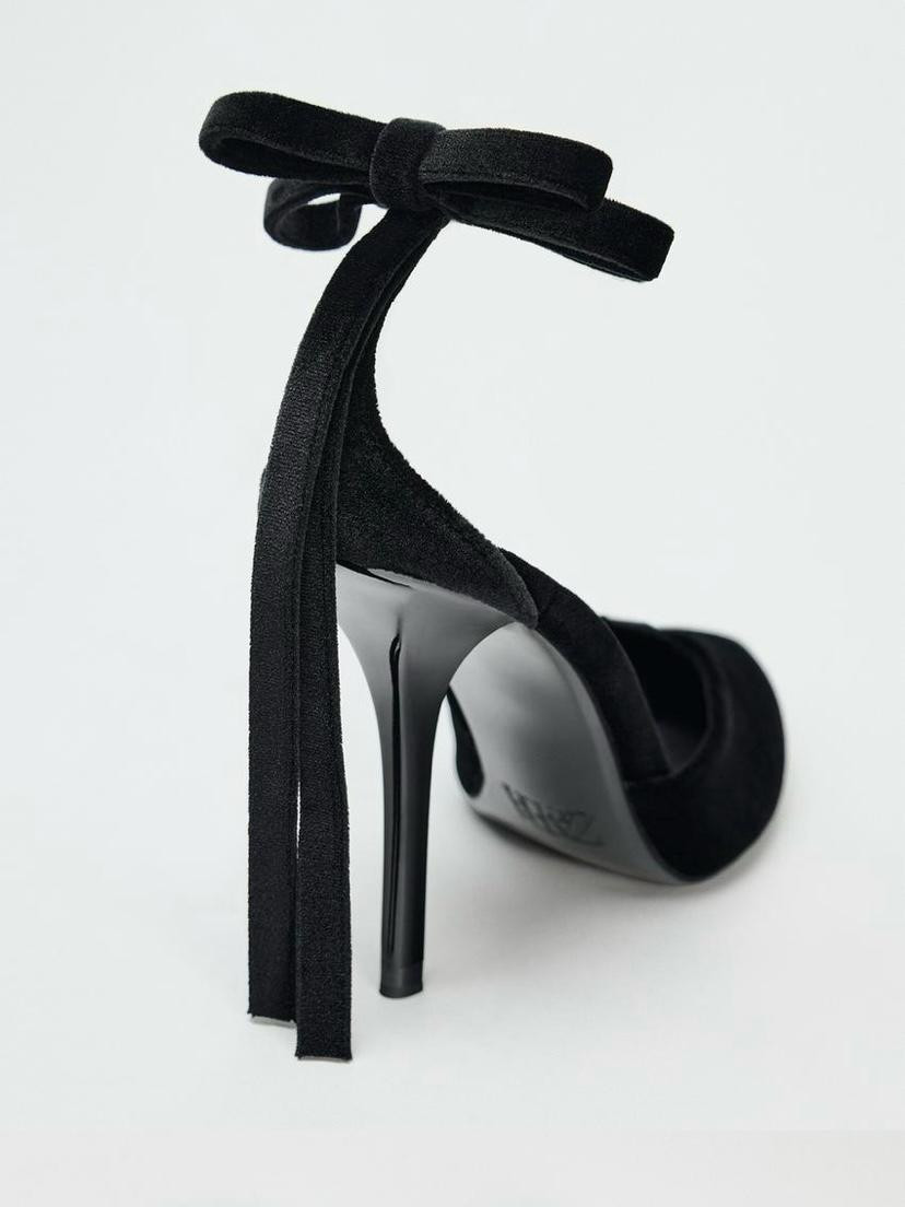Tacones negros con lazo trasero
